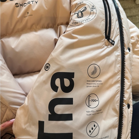 Stylish light pink Aritzia Super Puff Jacket - Picture 4 of 4